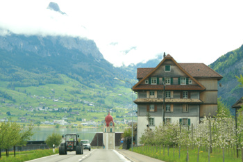 Schweizer Idyll - Kirche, Traktor, Berge