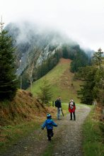 Wandern unter tiefhängenden Wolken in der Rigi Gruppe