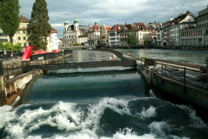 Die Innenstadt entlang der Reuss.