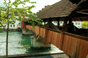 Eine weitere Holzbrücke über die Reuss.