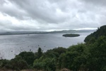 Blick von der Balmaha Halbinsel über das Loch Lomond mit den ersten Wolkenlücken.