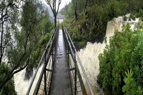 Der tosende Wasserfall in Inversnaid mit Hotel im Hintergrund.
