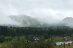 Aufstieg im Regen von Crainlarich. Die Berge verlieren sich im Regen.