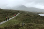 Viele Wanderer mit farbenfrohen Rucksäcken durch das Rannoch Moor.