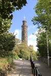 Aufstieg zum Calton Hill mit Nelson Monument. 